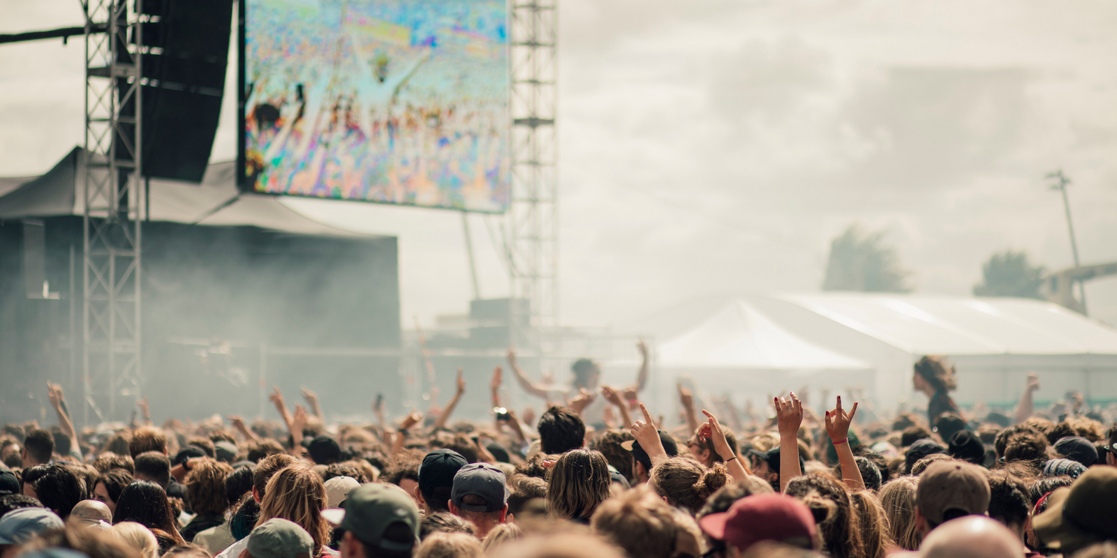 IB3 Discreet faecal pads for IBD flare ups to enjoy life. IB3 discreet IBD pads – festival crowd background.